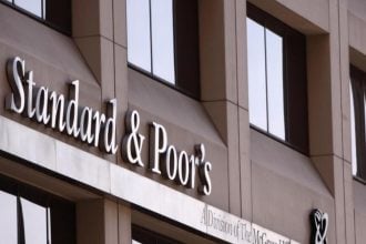 S&P: Επιβεβαίωσε το αξιόχρεο της Ελλάδας στο ΒΒΒ με σταθερές προοπτικές