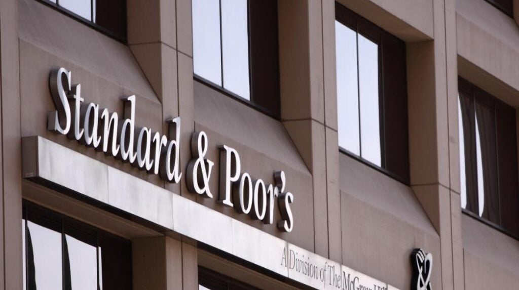 S&P: Επιβεβαίωσε το αξιόχρεο της Ελλάδας στο ΒΒΒ με σταθερές προοπτικές