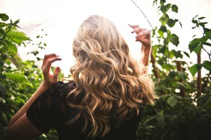 Έχεις μακριά μαλλιά; Αυτό το πρωτότυπο χτένισμα θα σε ενθουσιάσει 
