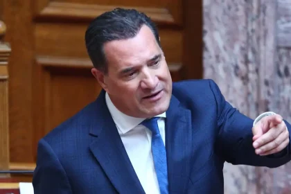 Ο Άδωνις Γεωργιάδης το παραδέχτηκε: «Και μαλλιά έβαλα και μπότοξ έκανα, βάζω και κρέμες»