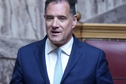 Γεωργιάδης για βραχιολάκια: «Στις 3,5 ώρες ο μέσος χρόνος εξυπηρέτησης στα επείγοντα των νοσοκομείων – Μειώθηκε κατά 65%»