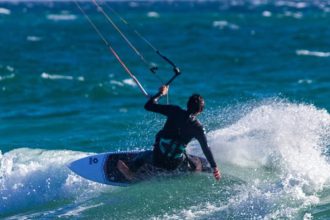 Θεσσαλονίκη: Έκανε kite surf, παρασύρθηκε από τον αέρα και τραυματίστηκε