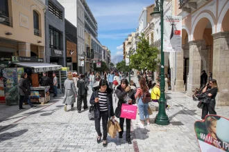 Δραματική μείωση του πληθυσμού στην Ελλάδα – «Χάθηκε» μια πόλη μέσα σε ένα χρόνο