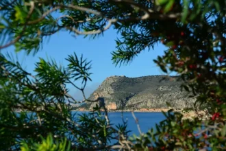 Αλλόκοτος καιρός: Έρχονται 30άρια Κυριακή και Δευτέρα, παρέλαση με βροχή και πτώση θερμοκρασίας