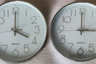 Aλλαγή ώρας: Αύριο τα ξημερώματα γυρίζουμε τα ρολόγια μας μία ώρα πίσω