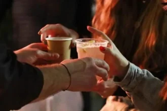 Πάτρα: Η ανήλικη τα "έτσουζε" και οι υπεύθυνοι του καταστήματος βρέθηκαν με χειροπέδες