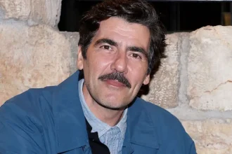 Αντώνης Καρυστινός: «Μου έχει συμβεί να λυγίσω τόσο πολύ που να βάλω τα κλάματα και να πω “δεν τον αντέχω αυτόν τον άνθρωπο”»