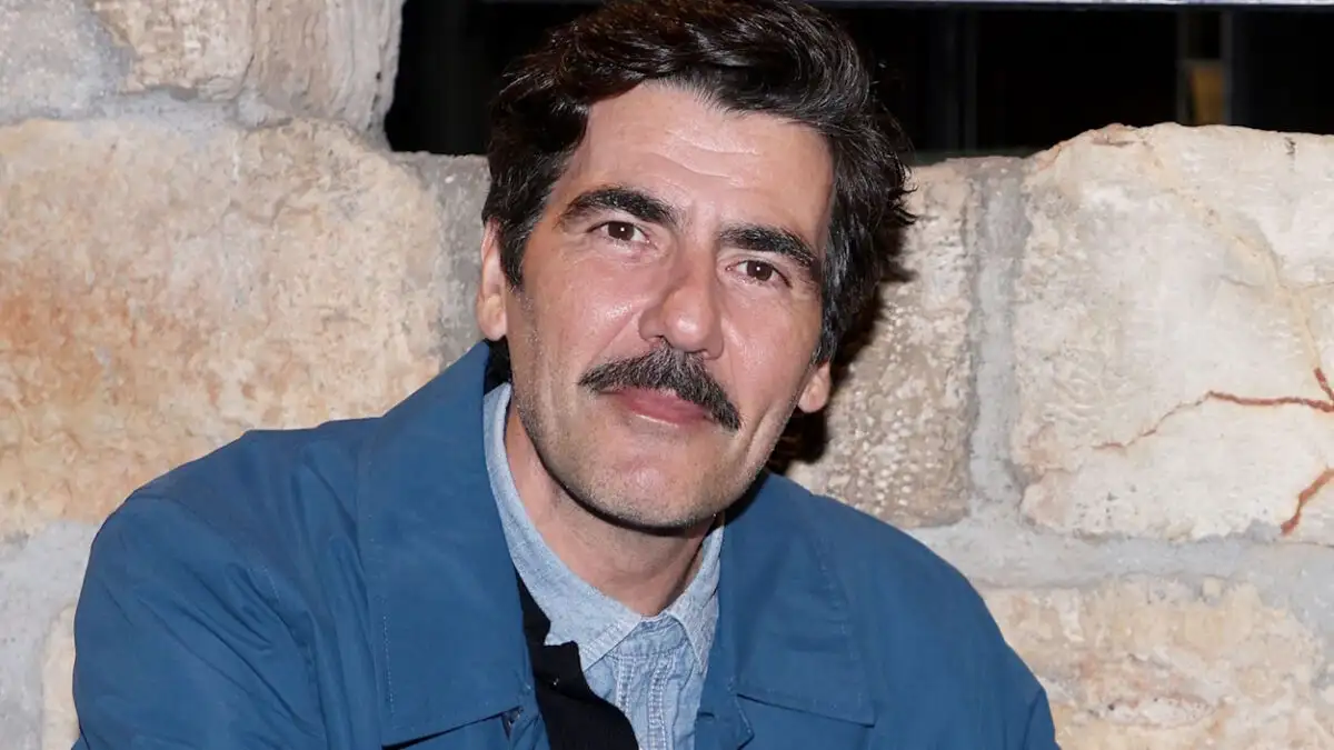 Αντώνης Καρυστινός: «Μου έχει συμβεί να λυγίσω τόσο πολύ που να βάλω τα κλάματα και να πω “δεν τον αντέχω αυτόν τον άνθρωπο”»
