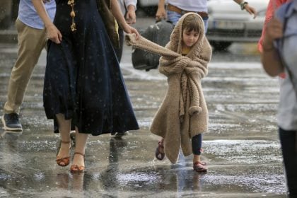Σε «κόκκινο» συναγερμό η Ρουμανία λόγω βροχοπτώσεων - Κλειστά εκατοντάδες σχολεία την Τετάρτη