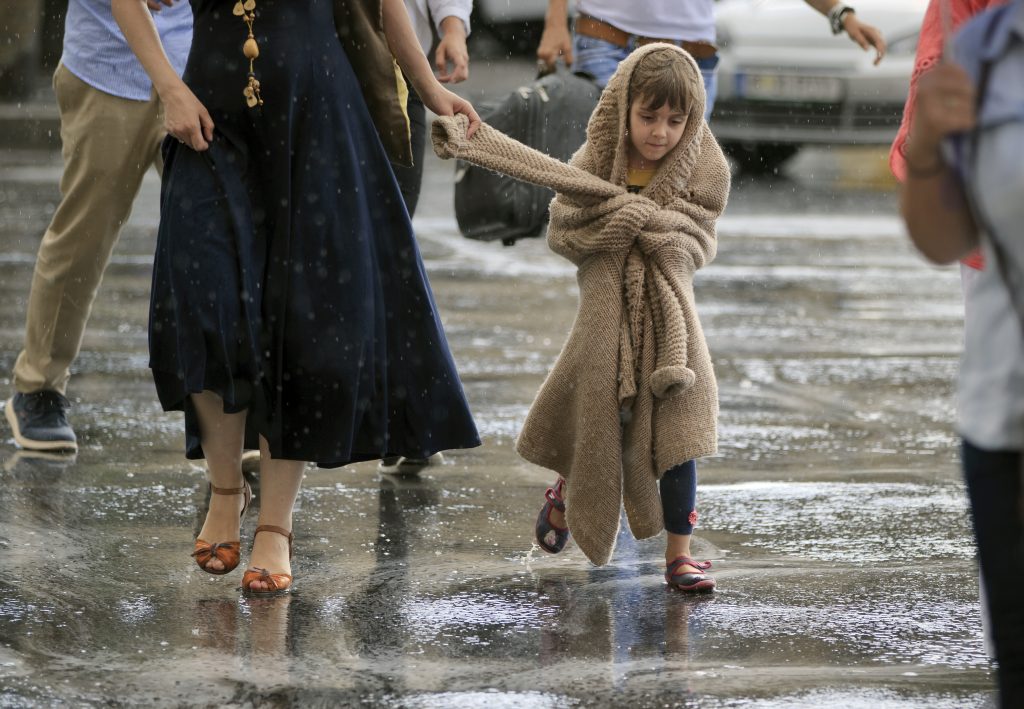 Σε «κόκκινο» συναγερμό η Ρουμανία λόγω βροχοπτώσεων - Κλειστά εκατοντάδες σχολεία την Τετάρτη