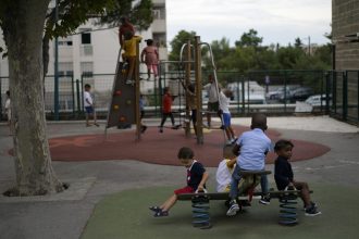 Γαλλία: 106.900 λιγότεροι μαθητές στα σχολεία της χώρας - Περικόπτονται 4.000 θέσεις εργασίας εκπαιδευτικών