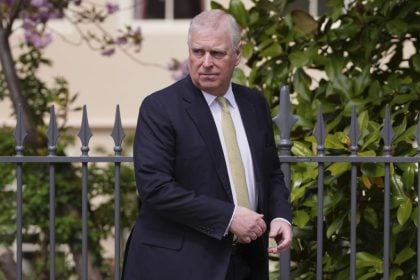 Ο πρίγκιπας Άντριου παραιτείται των τίτλων του