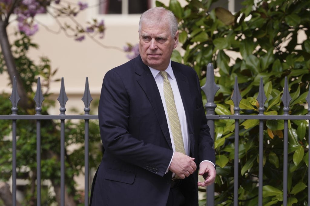 Ο πρίγκιπας Άντριου παραιτείται των τίτλων του