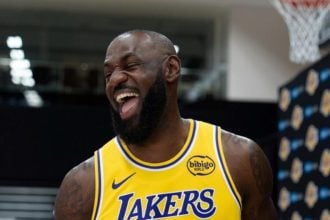 Τρόλαρε τους πάντες ο ΛεΜπρόν: Δεν αποσύρεται, άρχισε συνεργασία με εταιρεία ποτών!