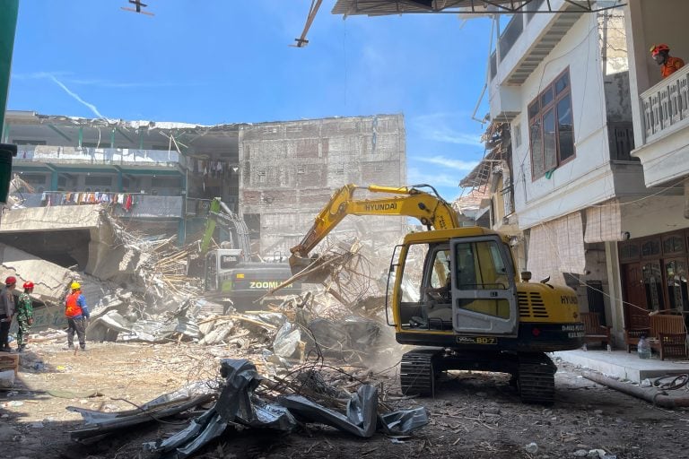 Ινδονησία: Στους 37 αυξήθηκαν οι νεκροί από την κατάρρευση ισλαμικού οικοτροφείου – Αγνοούνται 26 άνθρωποι