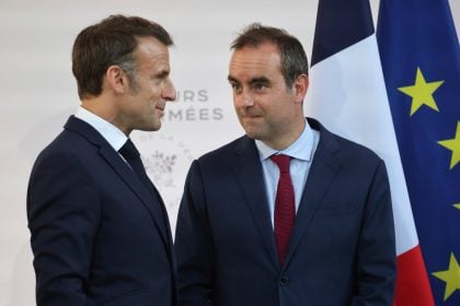 Σε «συμπληγάδες» ο Μακρόν - Δίλημμα για πρόωρες εκλογές ή απόσυρση του νομοσχεδίου για το συνταξιοδοτικό
