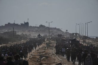 Ανθρώπινο «ποτάμι» οι εκτοπισμένοι Παλαιστίνιοι που επιστρέφουν στη Γάζα – Αναμένεται η απελευθέρωση των ομήρων