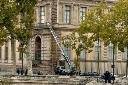 Η διευθύντρια του Λούβρου παραδέχθηκε ότι υπήρχαν κενά στο σύστημα καμερών που επέτρεψαν την κλοπή