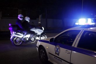 Αιματηρό επεισόδιο τα ξημερώματα: Αστυνομικός πυροβόλησε 50χρονο που τραυμάτισε συνάδελφό του με μαχαίρι