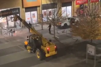 Θρασύτατοι ληστές σήκωσαν ATM με εκσκαφέα, το έβαλαν σε φορτηγό και έγιναν καπνός ΒΙΝΤΕΟ