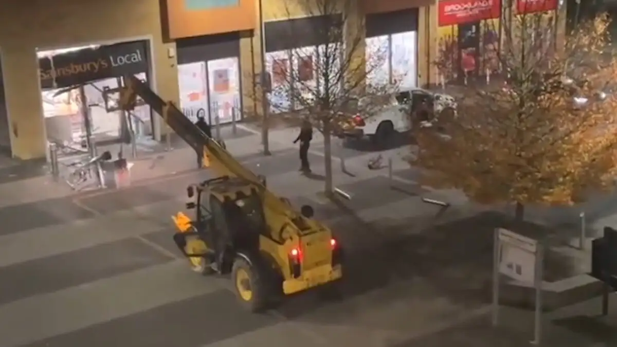 Θρασύτατοι ληστές σήκωσαν ATM με εκσκαφέα, το έβαλαν σε φορτηγό και έγιναν καπνός ΒΙΝΤΕΟ