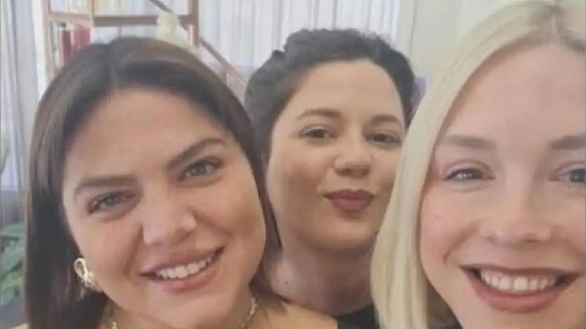 Η Δανάη Μπάρκα έγινε ξανά μελαχρινή: «Στην Πρέβεζα βγαίνεις για έναν καφέ και γυρνάς με άλλο μαλλί»