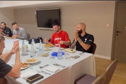 Η τούρτα έκπληξη του Ολυμπιακού στον Φουρνιέ! (ΒΙΝΤΕΟ)