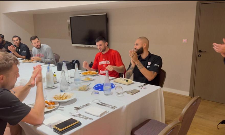 Η τούρτα έκπληξη του Ολυμπιακού στον Φουρνιέ! (ΒΙΝΤΕΟ)