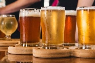 Θεσσαλονίκη: Συνελήφθησαν 2 υπάλληλοι καταστημάτων για πώληση αλκοόλ σε 16χρονες 