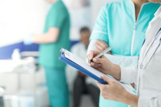 ΠΟΥ: Το 10% των γιατρών και το 7% των νοσηλευτών στην Ελλάδα έχουν τάσεις αυτοκτονίας