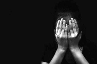 Μητέρα έπιασε οικογενειακή φίλη με τον 11χρονο γιο της - Τη φιλοξενούσε και βίαζε το παιδί της!