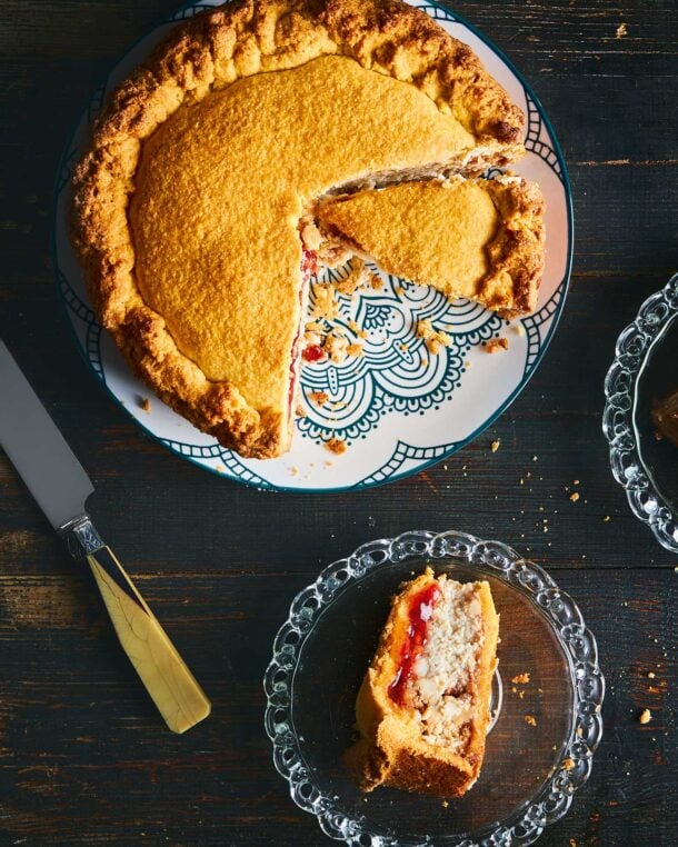 Σκεπαστή ιταλική τάρτα με κρέμα τυριού και μαρμελάδα βύσσινο