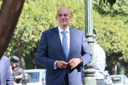 Ενόχληση για την απουσία Δένδια από τη Βουλή 