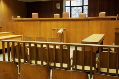 Ξυλοδαρμός γυναίκας δικηγόρου μέσα στο δικαστήριο - «Μου άστραψε χαστούκι και με γρονθοκόπησε»
