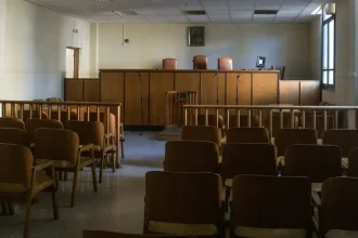 Γνωστός ηθοποιός και σκηνοθέτης δικάζεται για βιασμούς και απόπειρα βιασμού