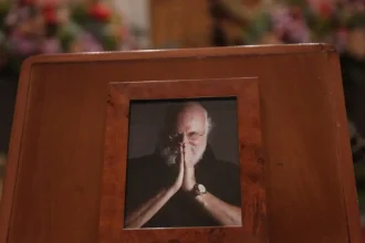 Απουσίαζαν Νίκος Ανδρουλάκης, Σωκράτης Φάμελλος και Δημήτρης Κουτσούμπας από την κηδεία του Διονύση Σαββόπουλου