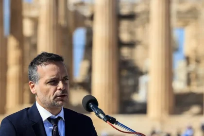 «Πόρτα» Δούκα στον Δένδια για το μνημείο του Άγνωστου Στρατιώτη: «Καλή τους τύχη»