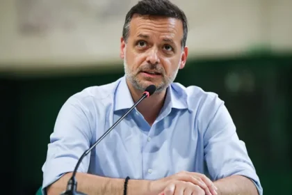 Χάρης Δούκας: Υπάρχουν στελέχη του ΠΑΣΟΚ που σφιχταγκαλιάζονται με την ΝΔ