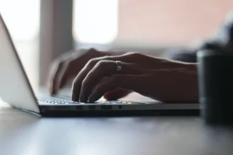 Νέο πρόγραμμα απασχόλησης 5.000 ανέργων άνω των 50 ετών - Ξεκινούν οι αιτήσεις