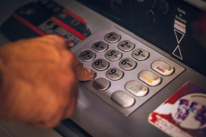 e-ΕΦΚΑ και ΔΥΠΑ: Έρχεται εβδομάδα πληρωμών από αύριο – Ποιοι πάνε στα ΑΤΜ