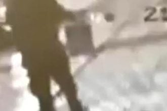 Η στιγμή που άνδρας αφήνει χάρτινη σακούλα έξω από την Jacky.O