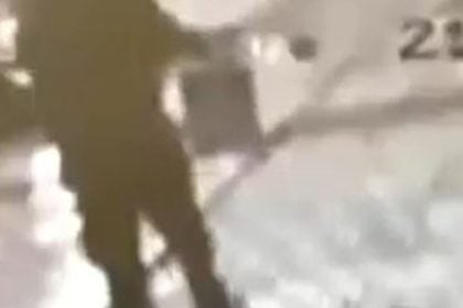 Η στιγμή που άνδρας αφήνει χάρτινη σακούλα έξω από την Jacky.O