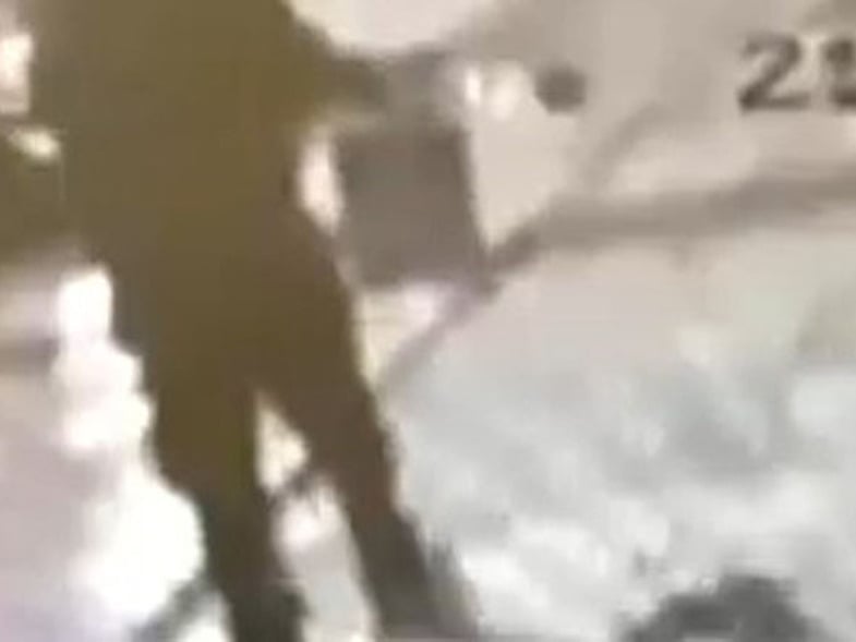 Η στιγμή που άνδρας αφήνει χάρτινη σακούλα έξω από την Jacky.O