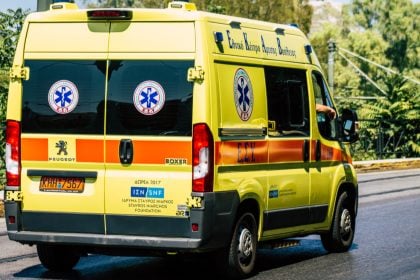 Πάτρα: Σφοδρή σύγκρουση αυτοκινήτου με μηχανή στα Δεμένικα - Στο νοσοκομείο δικυκλιστής
