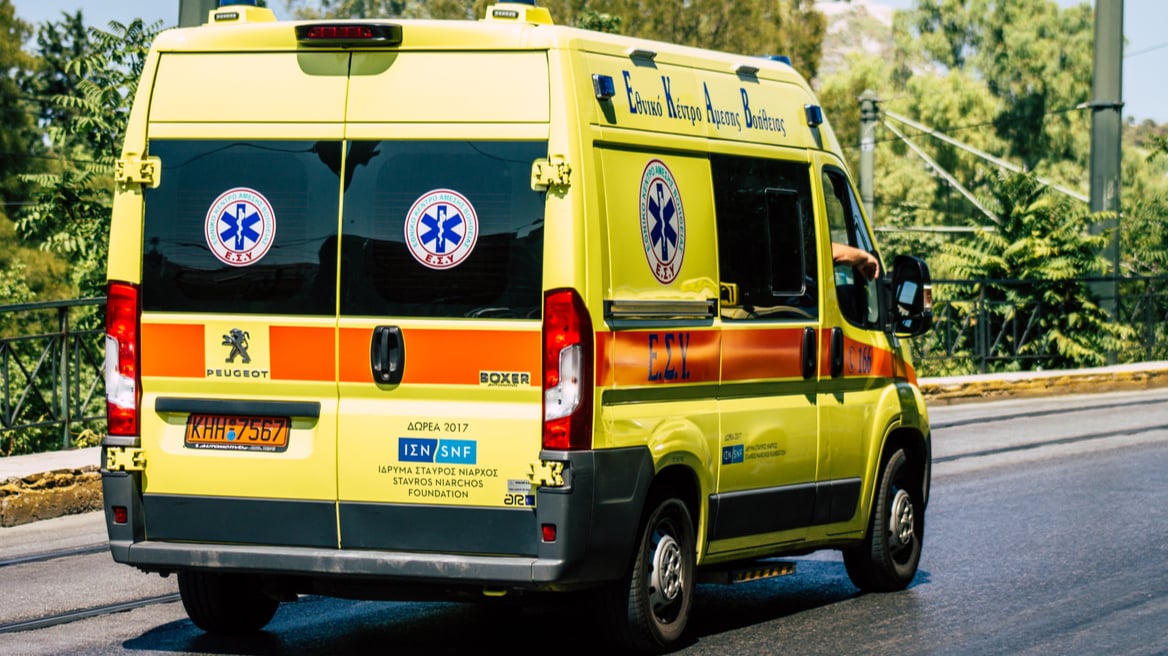 Πάτρα: Σφοδρή σύγκρουση αυτοκινήτου με μηχανή στα Δεμένικα - Στο νοσοκομείο δικυκλιστής