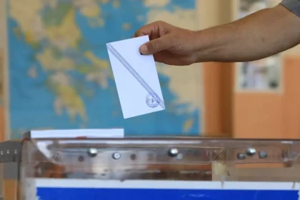 Δημοσκόπηση Metron Analysis: Στις 15,9 μονάδες η διαφορά ΝΔ και ΠΑΣΟΚ