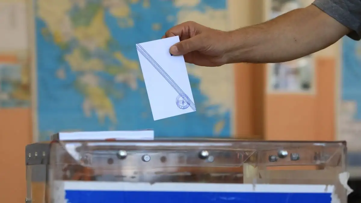 Δημοσκόπηση Metron Analysis: Στις 15,9 μονάδες η διαφορά ΝΔ και ΠΑΣΟΚ