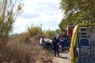 Ανατροπή οχήματος κοντά στη γέφυρα του Αχελώου - Βαριά τραυματίας ο οδηγός (ΦΩΤΟ)