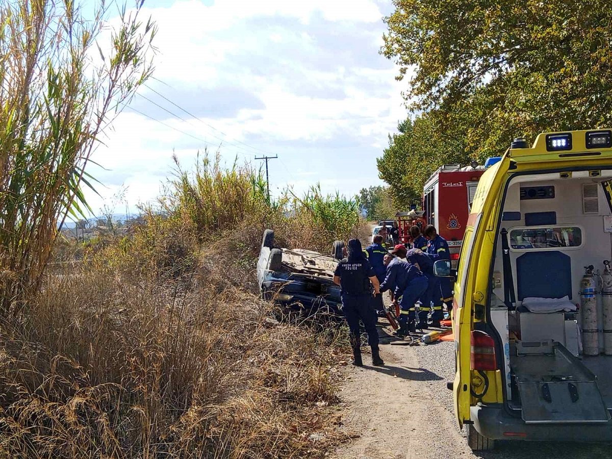 Ανατροπή οχήματος κοντά στη γέφυρα του Αχελώου - Βαριά τραυματίας ο οδηγός (ΦΩΤΟ)