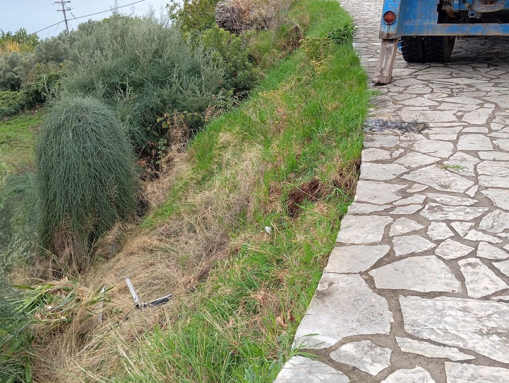 Δυτ. Ελλάδα: Όχημα δήμου κατέληξε σε γκρεμό - «Άγιο» είχε ο οδηγός (ΦΩΤΟ)